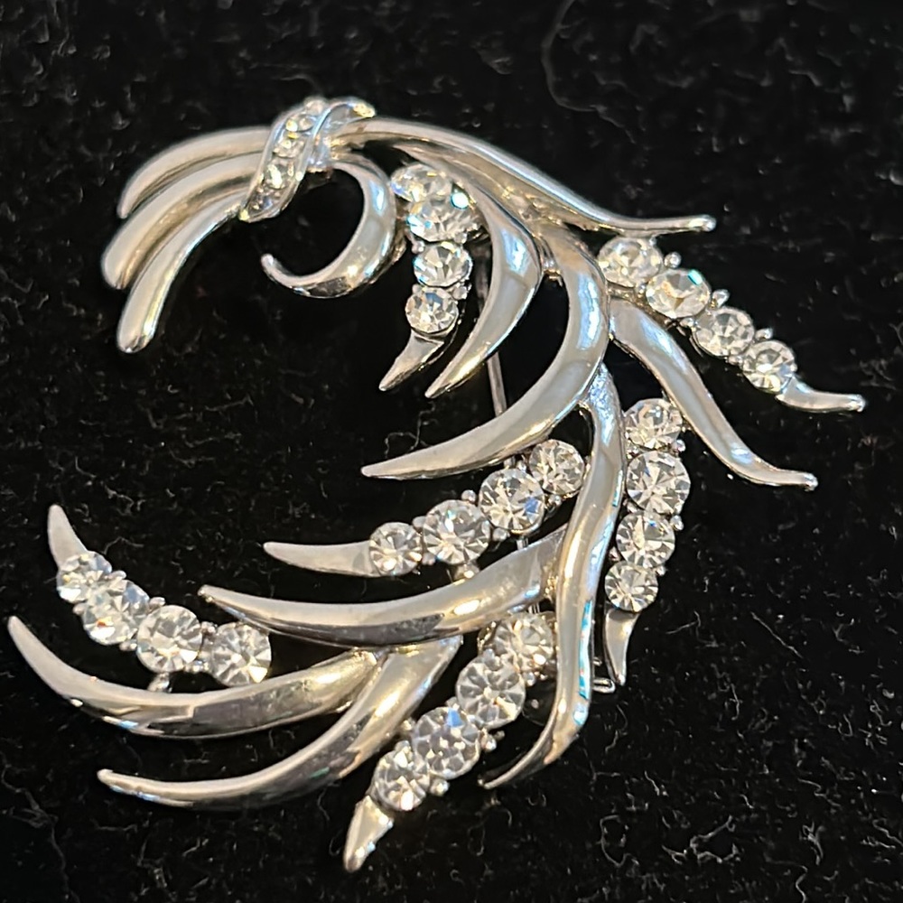 BROOCH  WITH SILVER  AUSTRIAN ELEMENT. CRUSTALS